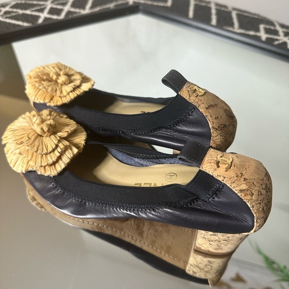 CHANEL Blue Leather Straw Flower Cap Toe Cork Heels Pump Shoes  7 - Picture 5 of 8